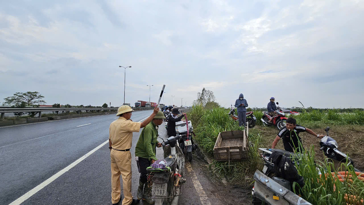 CSGT đã yêu cầu những người này đánh xe ra khỏi vị trí làn đường QL5 để đảm bảo an toàn giao thông.