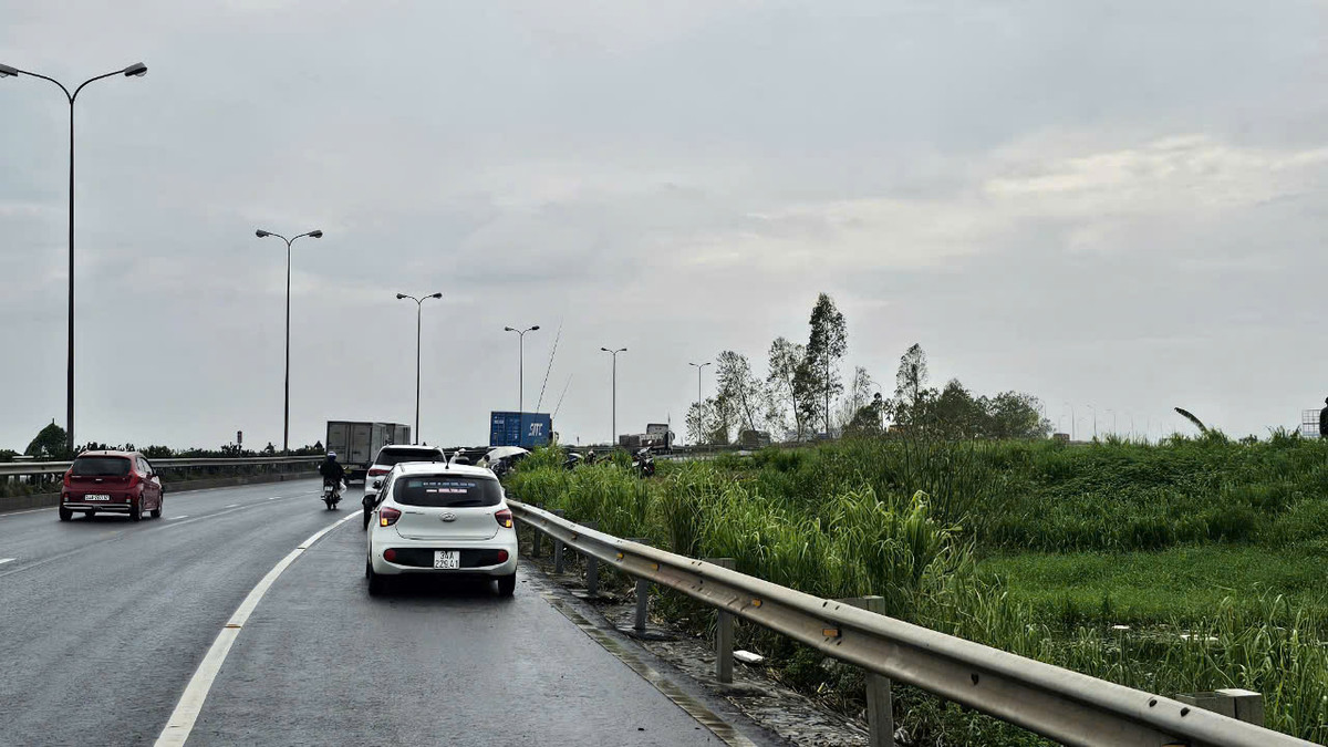 Tuy nhiên, tại vị trí sát cầu Phú Lương nhiều người dân tập trung câu cá.