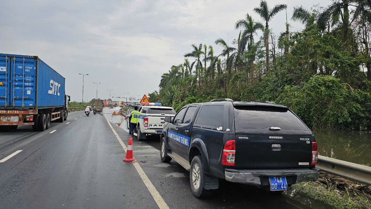 Lực lượng chức năng đã phải trực tại khu vực ngập nước để đảm bảo an toàn giao thông cho các phương tiện khi lưu thông qua đoạn đường này.