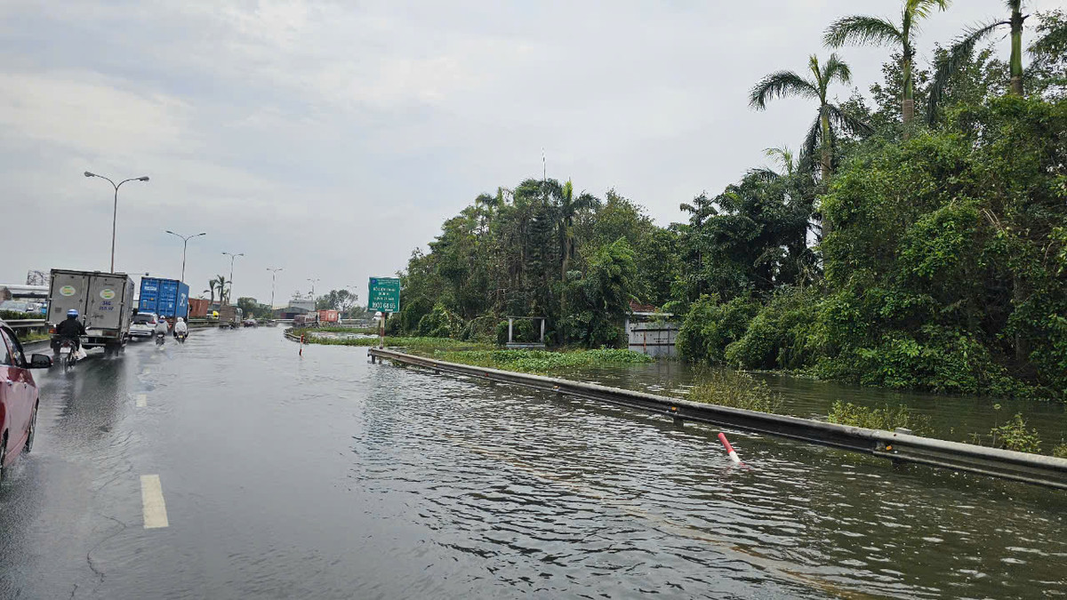 Do ảnh hưởng của nước lũ dâng cao và mưa lớn kéo dài, một phần QL5 hướng Hải Phòng - Hà Nội dẫn đến cầu Phú Lương (TP Hải Dương) bị ngập nước, giao thông đi lại qua đoạn đường này khó khăn.