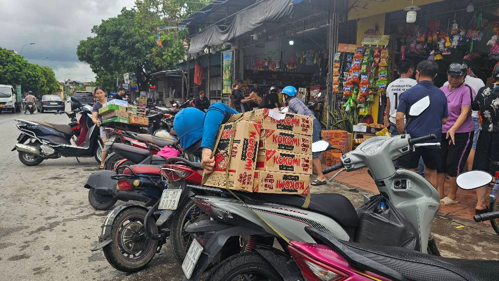 Nguoi dan do xe kin doi co, tranh mua mi tom…vi tin don-Hinh-4