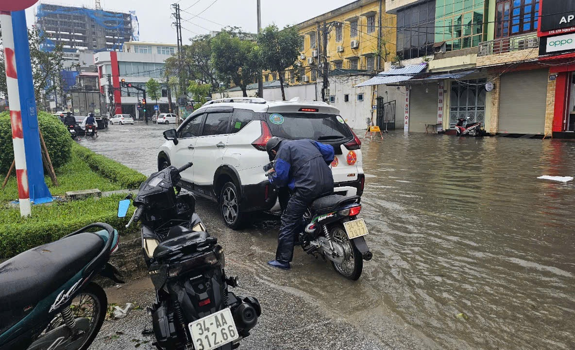Đã xảy ra vụ va chạm nhẹ giữa xe máy và xe ô tô do đường ngập.