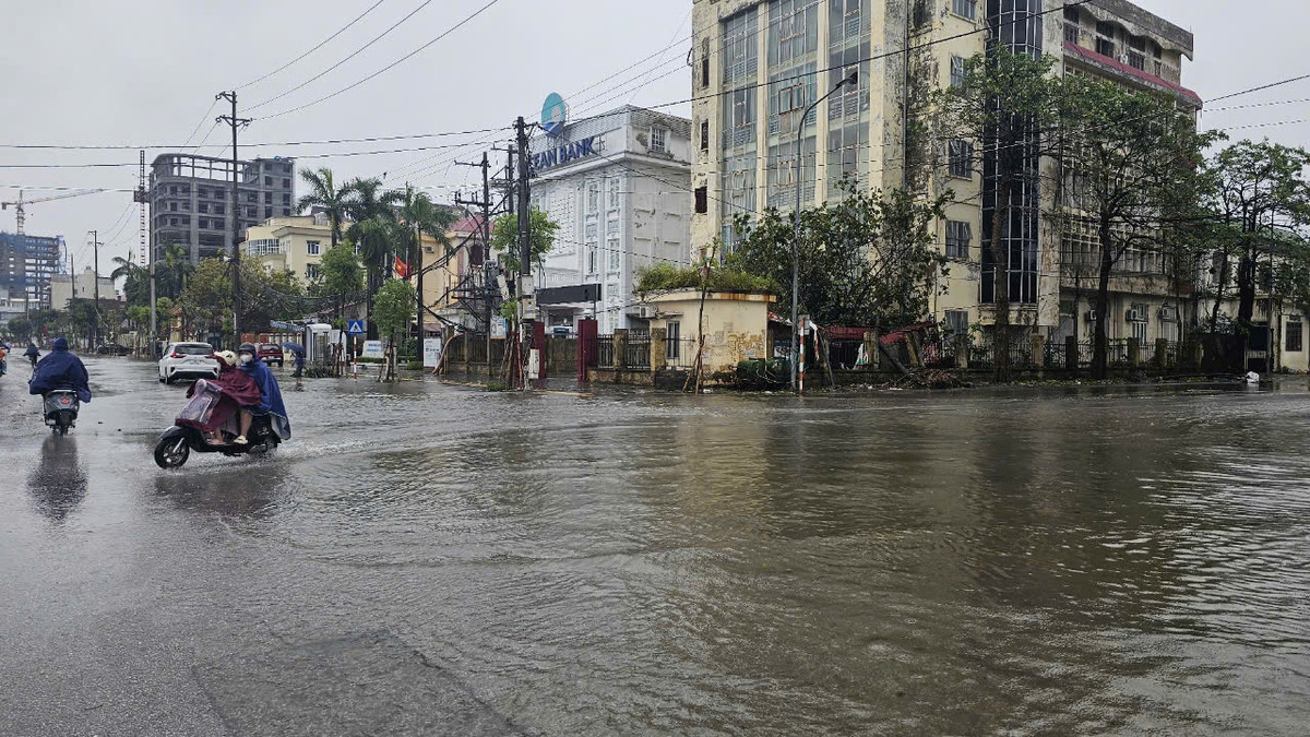 Tình trạng ngập lụt cũng xảy ra tại ngã ba Nguyễn Lương Bằng - Đức Minh