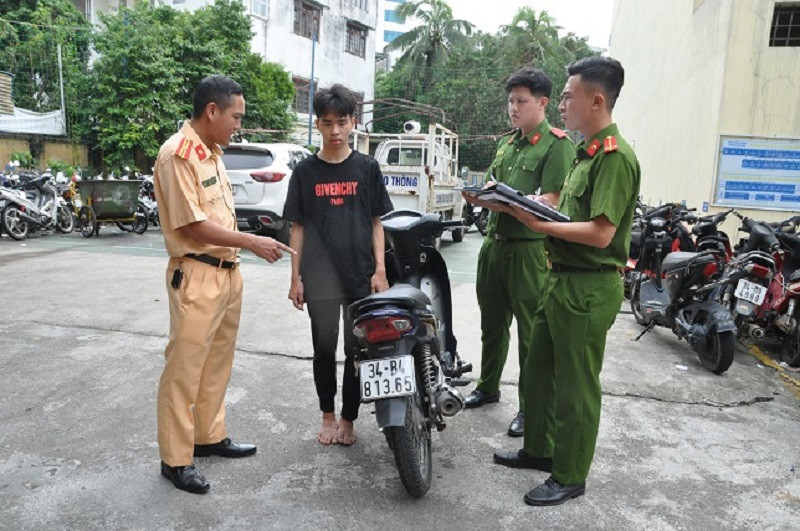 Hai Duong: Khoi to nam sinh “thong chot” khien CSGT trong thuong