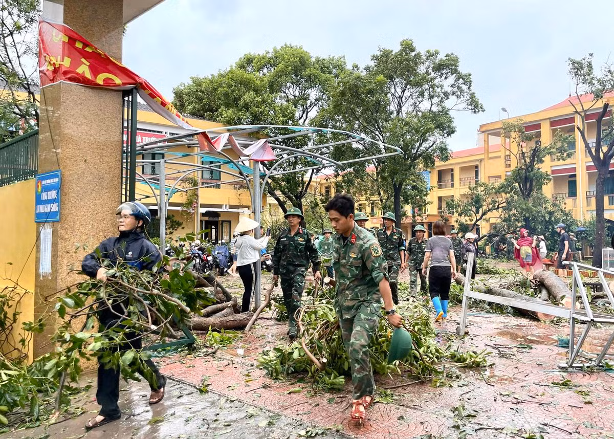 Ngày 8/9, hơn 200 cán bộ, chiến sĩ Ban chỉ huy quân sự thành phố Hải Dương, lực lượng dân quân tự vệ, cùng thày, cô giáo đã tiến hành dọn dẹp cây gẫy, đổ tại trường THCS Tân Bình, THCS Võ Thị Sáu và TH Võ Thị Sáu... để sớm đưa học sinh trở lại trường học.
