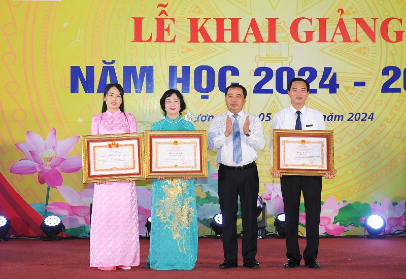 Bí thư Tỉnh ủy Hải Dương: Tạo điều kiện cho giáo dục phát triển - Hình 2 Bi thu Tinh uy Hai Duong: Tao dieu kien cho giao duc phat trien-Hinh-2