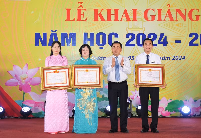 Bi thu Tinh uy Hai Duong: Tao dieu kien cho giao duc phat trien-Hinh-2