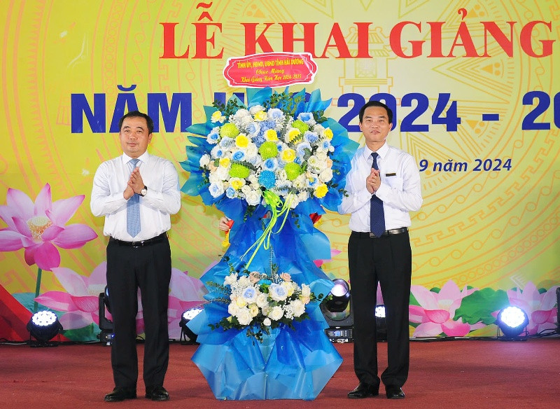 Bí thư Tỉnh ủy Hải Dương: Tạo điều kiện cho giáo dục phát triển Bi thu Tinh uy Hai Duong: Tao dieu kien cho giao duc phat trien