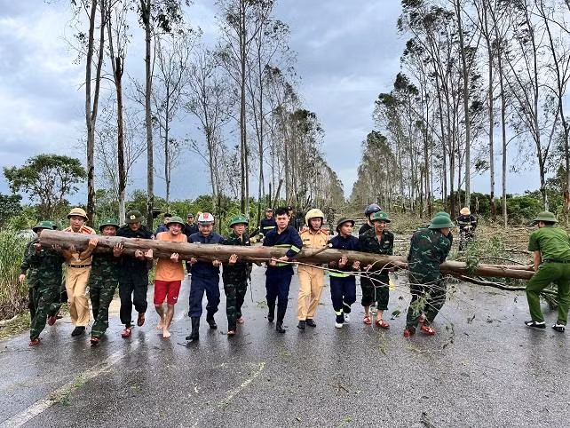 Bên cạnh đó, lực lượng Cảnh sát giao thông cũng tăng cường kiểm tra, quản lý chặt chẽ và hướng dẫn giao thông tại các tuyến đường có nhiều cây đổ, bị ngập lụt, có nguy cơ sạt lở, tại các bến đò, khu nuôi trồng thủy sản, các lồng bè… để bảo đảm an toàn cho người và phương tiện qua lại.