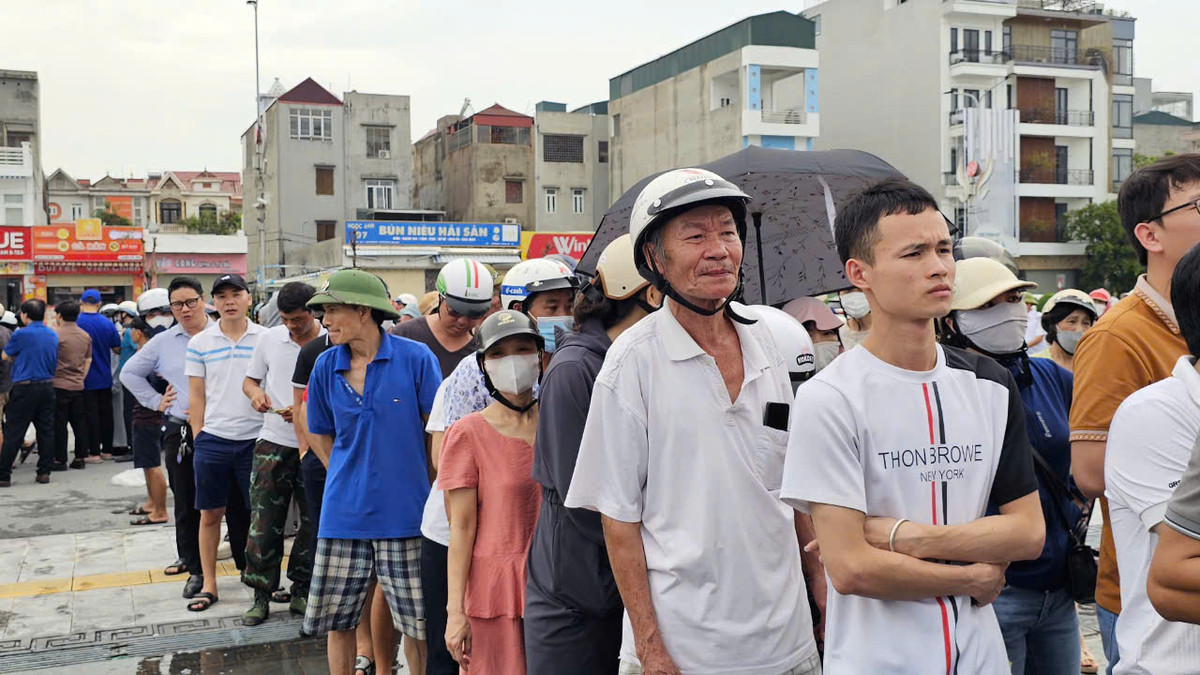 Do lượng người đến mua cá lồng đông nên phải xếp hàng.