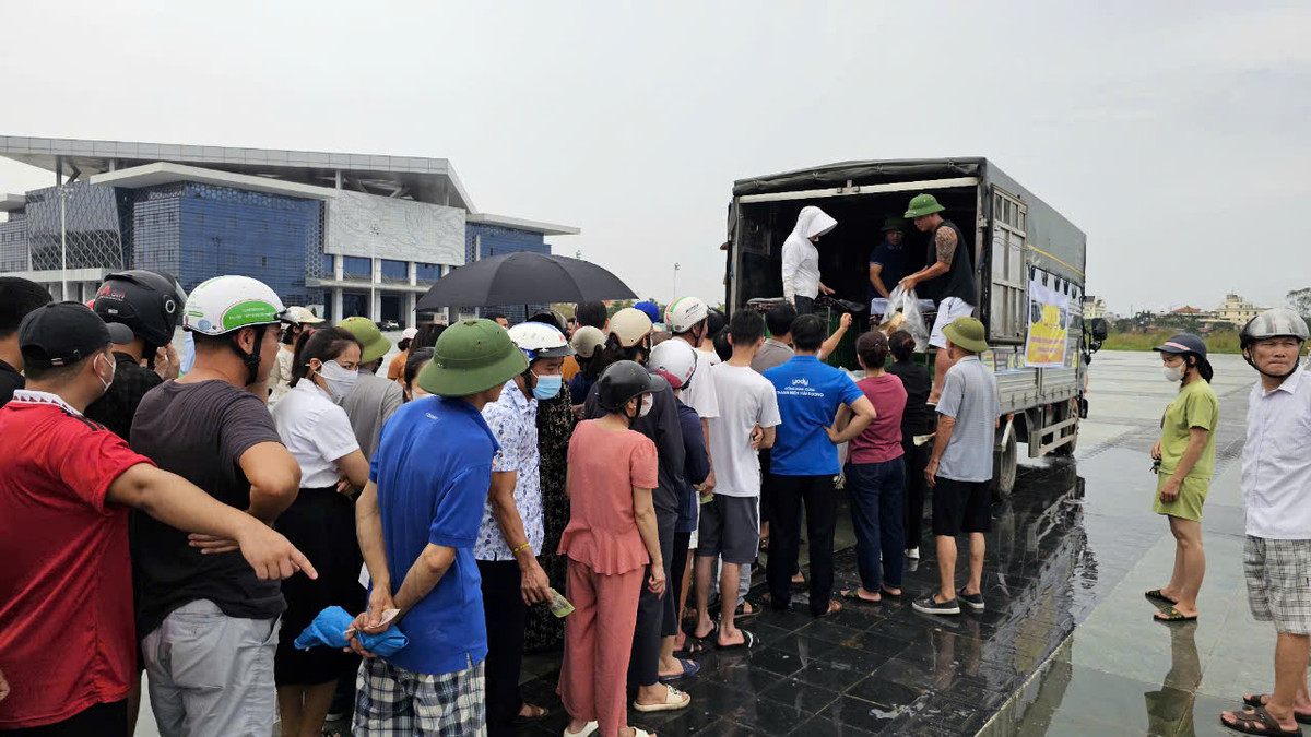 Sáng 13/9, tại Quảng trường Thống Nhất và Quảng trường Trung tâm Văn hóa Xứ Đông (TP Hải Dương), Sở NN&amp;PTNT, Hội Doanh nghiệp trẻ tỉnh Hải Dương và Tỉnh đoàn Hải Dương đã tổ chức hai điểm hỗ trợ người nông dân tiêu thụ cá lồng bị ảnh hưởng do bão lũ tại huyện Nam Sách và xã Tiền Tiến (TP Hải Dương). Trước đó, đã hỗ trợ người nuôi cá lồng tại huyện Thanh Hà, Tứ Kỳ.