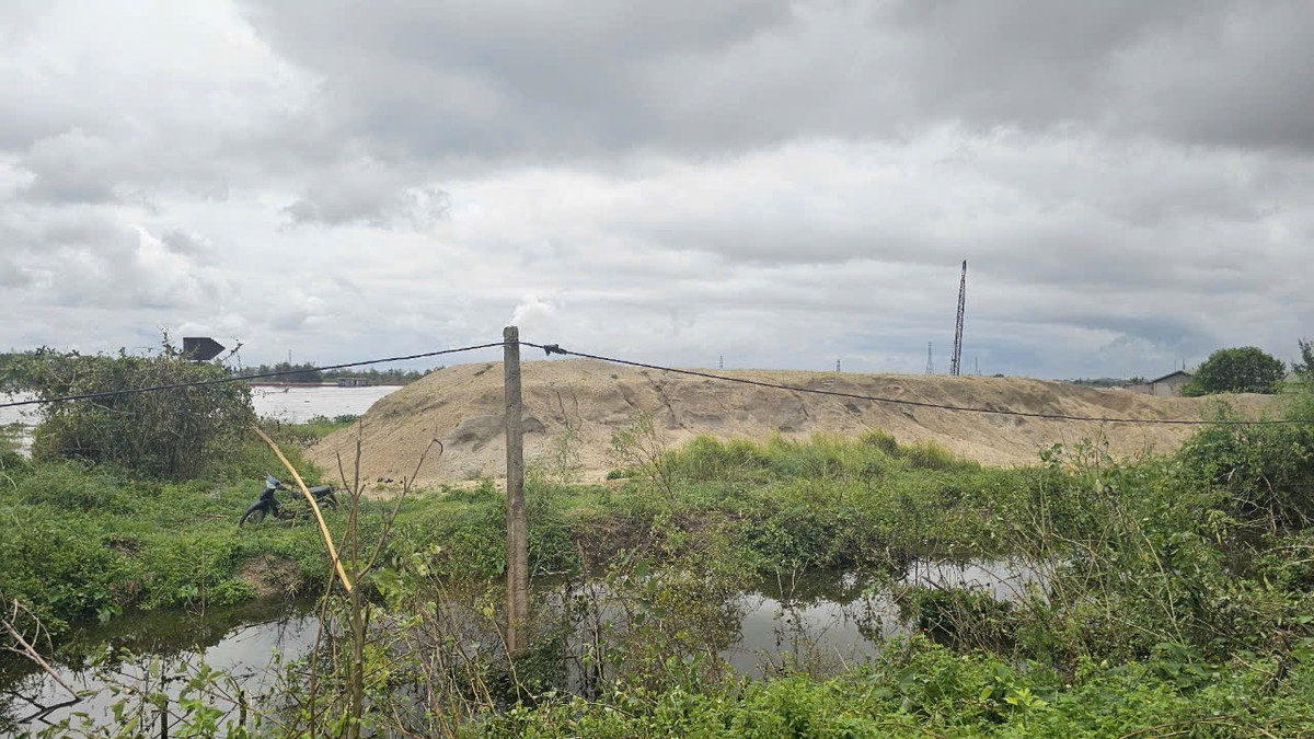 Vật liệu cát được chất tải với số lượng lớn.