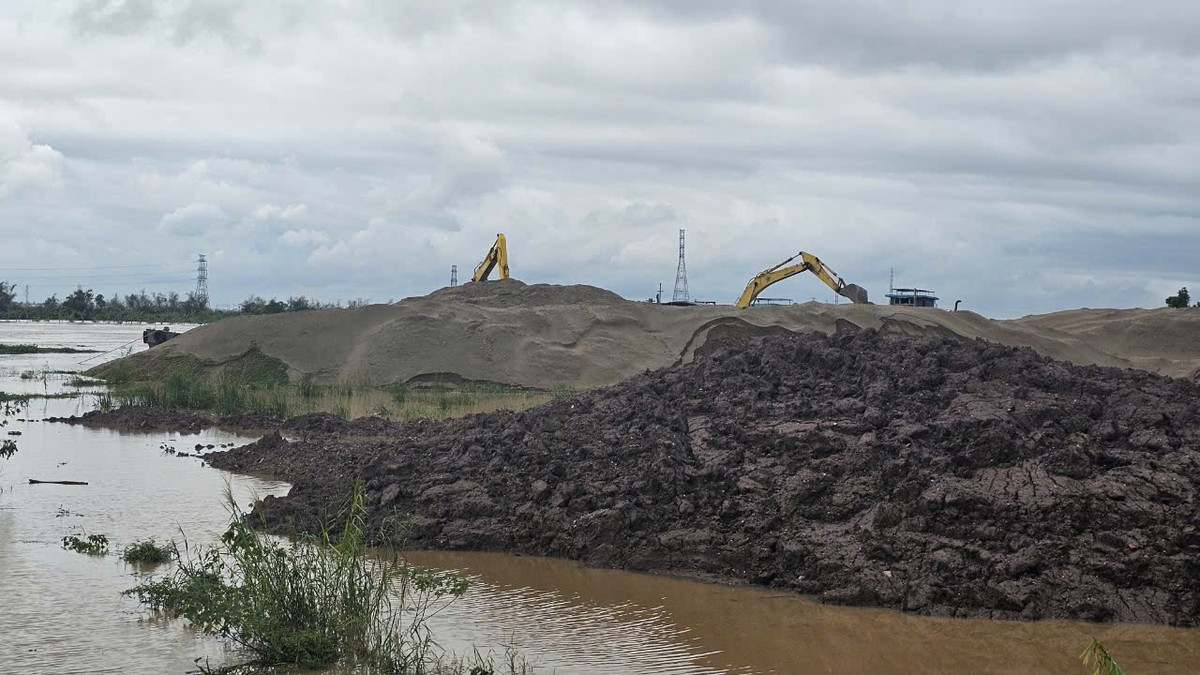 Vật liệu để sát mép sông.