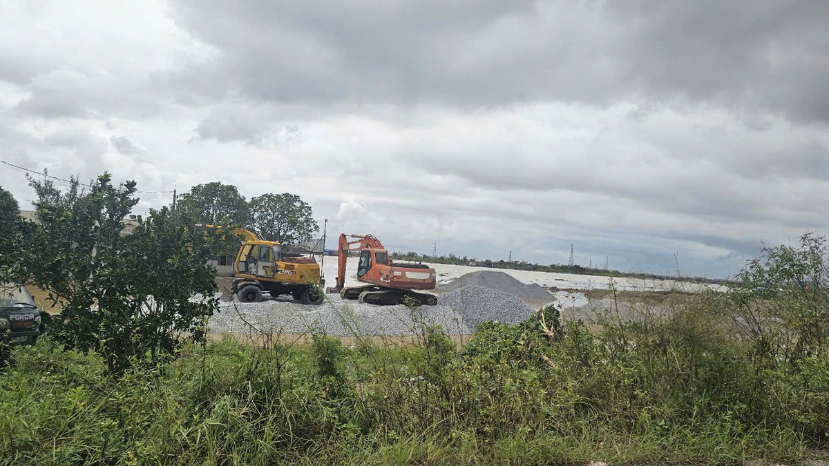 Trong khi nước sông Thái Bình đang dâng, bến bãi này vẫn ngổn ngang đá, cát.