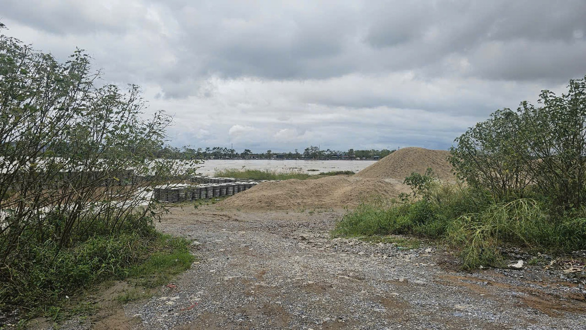 Trước đó, nhiều bến bãi ngoài đê đã được giải tỏa, thanh thải vật liệu, công trình để bảo đảm hành lang thoát lũ. Tuy nhiên vẫn còn một số bến bãi chất tải vật liệu trên mặt bãi.