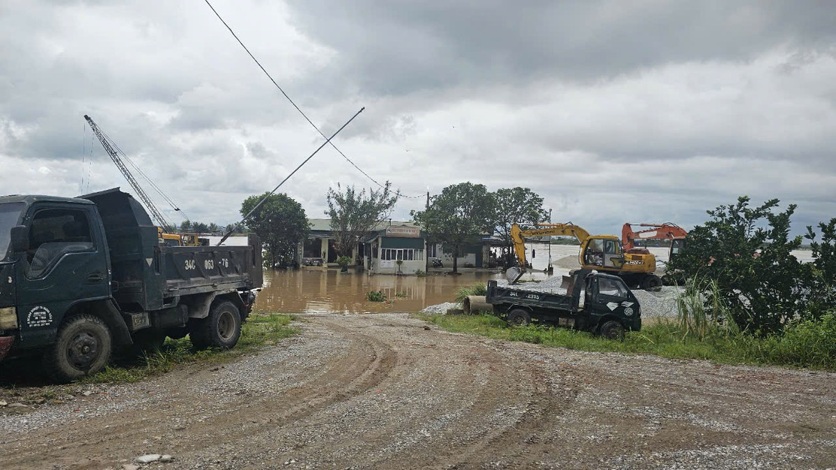 Nhà tạm trên bến bãi.