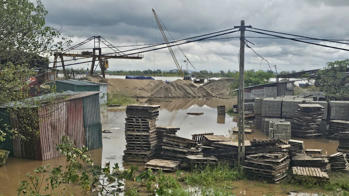 Nhiều thiết bị, vật liệu vẫn còn trên bãi.