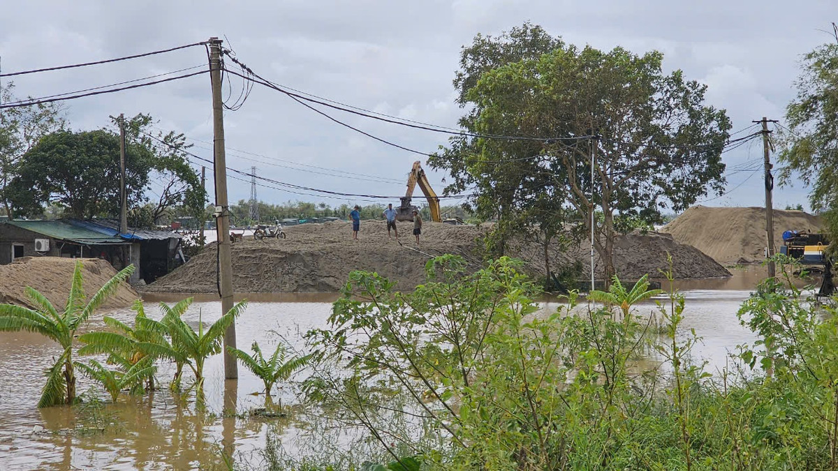 Tương tự một bến bãi khác, cát vẫn chất đống chưa được thanh thải.