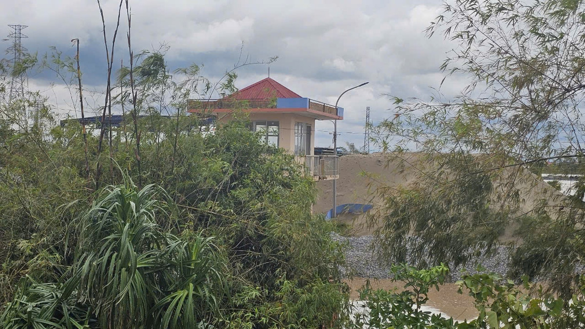 Việc vật liệu tập kết trên bến bãi trong thời điểm lũ đang lên cao khiến nhiều người lo lắng ảnh hưởng đến an toàn, thoát lũ sông.