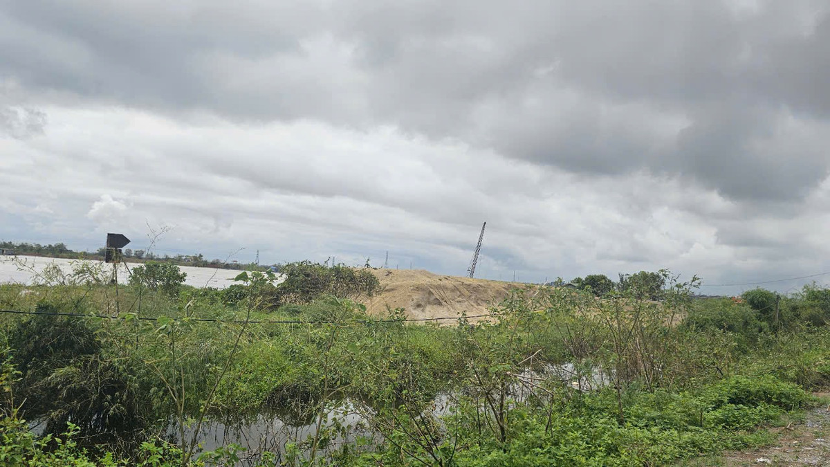 Một bến bãi tại phường Hải Tân cát vẫn chất đống ven sông Thái Bình.