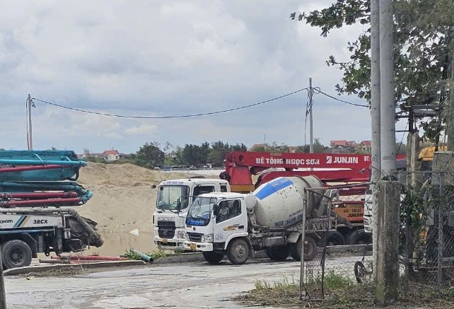 Đại diện Hạt quản lý Đê TP Hải Dương cho biết, thời điểm này cấm hết máy móc phương tiện hoạt động trên bến nên không thể thanh thải được vật liệu trên bãi.