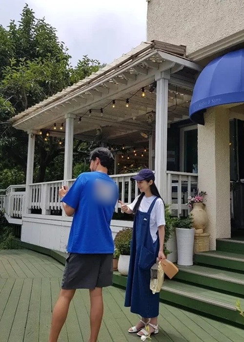 Hình ảnh hiếm hoi của vợ chồng Jang Nara sau đám cưới năm 2022. Ảnh: Người Đưa Tin.