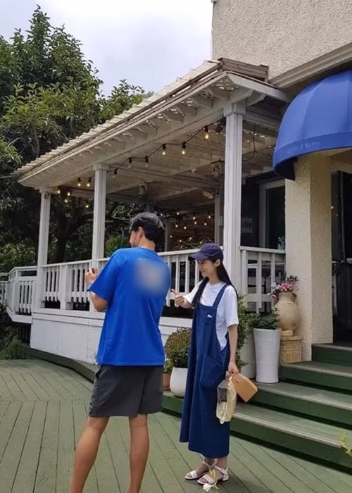 Hình ảnh hiếm hoi của vợ chồng Jang Nara sau đám cưới năm 2022. Ảnh: Người Đưa Tin.