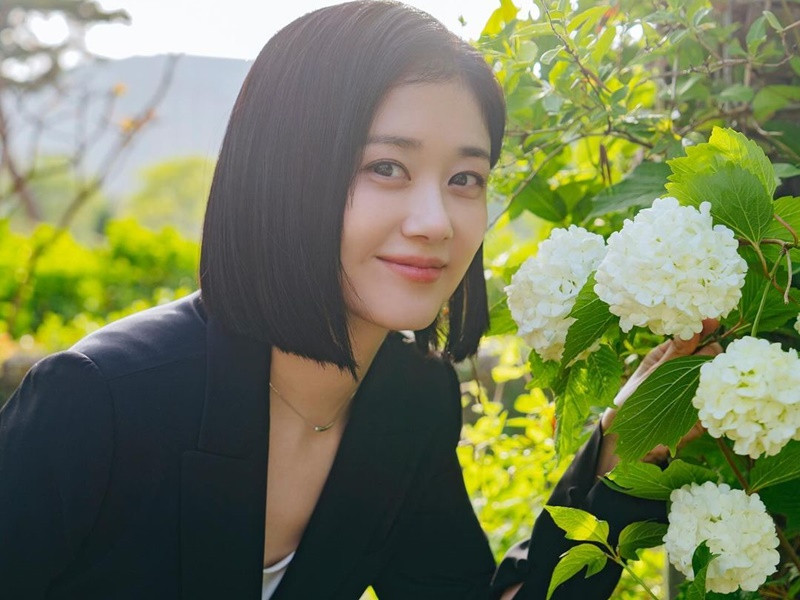 Báo chí Hàn Quốc ưu ái gọi Jang Nara là “nữ thần không tuổi”, "ma cà rồng", "mỹ nữ có gương mặt trẻ thơ". Ảnh: Instagram Jang Nara.