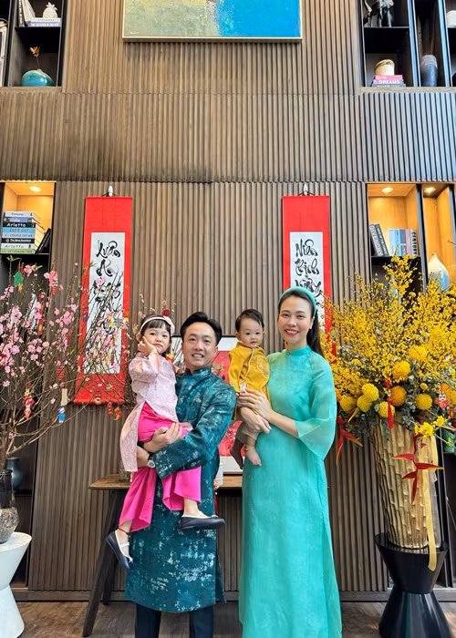 Cặp đôi ở biệt thự triệu đô, sử dụng xe sang. Ảnh: FB Đàm Thu Trang.