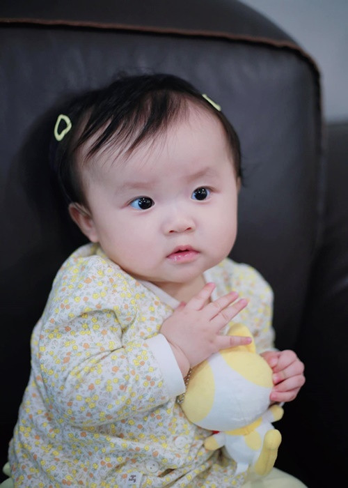 Sam cho con gái ăn mặc điệu đà. Ảnh: FB Ijin Ijun.