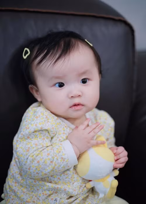 Sam cho con gái ăn mặc điệu đà. Ảnh: FB Ijin Ijun.