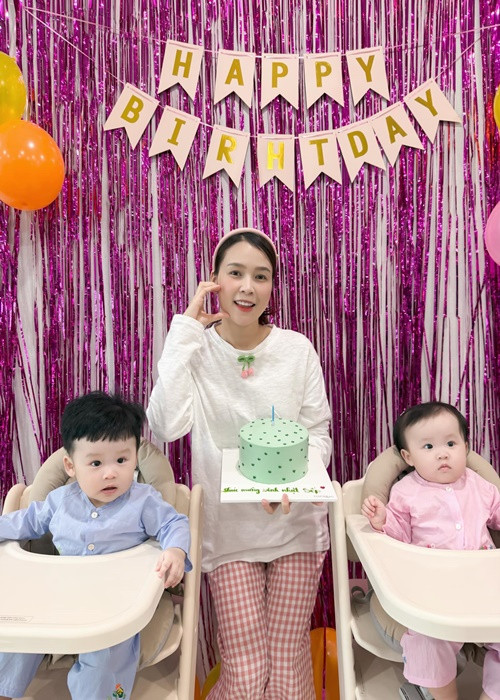 "Năm nay sinh nhật tự nhiên có thêm hai cục quà quá bự", Sam viết trên trang cá nhân. Ảnh: FB Sam.