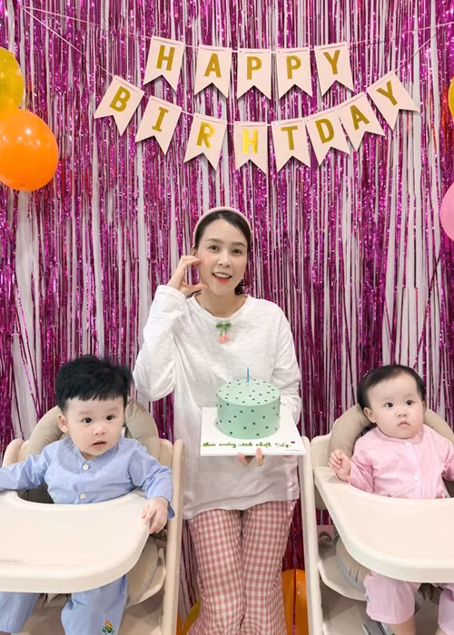 "Năm nay sinh nhật tự nhiên có thêm hai cục quà quá bự", Sam viết trên trang cá nhân. Ảnh: FB Sam.