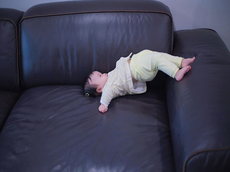 "Mẹ nói đẻ con gái cho thuỳ mị, nết na. Con gái của mẹ kiểu. Nghiêm túc được 3 giây", Sam hài hước chia sẻ về ái nữ. Ảnh: FB Ijin Ijun.