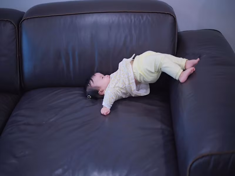 "Mẹ nói đẻ con gái cho thuỳ mị, nết na. Con gái của mẹ kiểu. Nghiêm túc được 3 giây", Sam hài hước chia sẻ về ái nữ. Ảnh: FB Ijin Ijun.