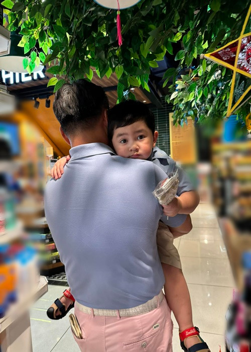 Chi Bảo là ông bố “nghiện con”. Anh thường xuyên chụp ảnh con, tự tay pha sữa, thay bỉm cho con. Ảnh: FB Thùy Chang.