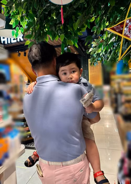 Chi Bảo là ông bố “nghiện con”. Anh thường xuyên chụp ảnh con, tự tay pha sữa, thay bỉm cho con. Ảnh: FB Thùy Chang.