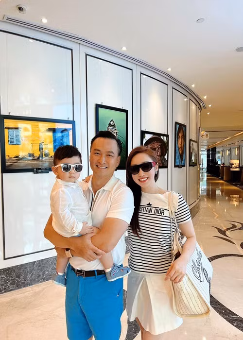 Dịp đầy tháng con trai, vợ chồng Chi Bảo tổ chức tiệc mừng. Cả hai từ chối nhận quà bằng tiền mặt, thay vì đó, chọn kết nối mọi người với quỹ Hiểu về trái tim. Ảnh: FB Chi Bảo.