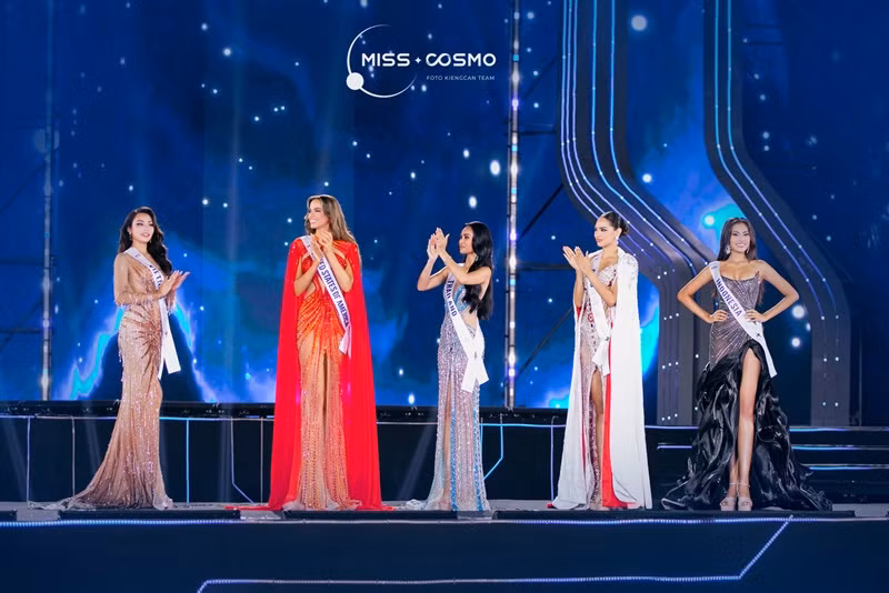 Ketut vượt mặt đại diện Việt Nam, Thái Lan, Mỹ và Peru trong top 5 Miss Cosmo 2024. Ảnh: Miss Cosmo.