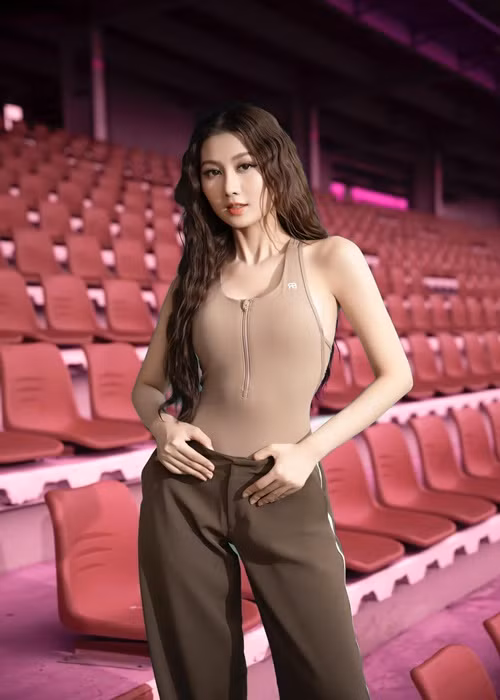 Quế Anh được siêu mẫu Minh Tú dạy catwalk. Ảnh: FB Võ Lê Quế Anh.