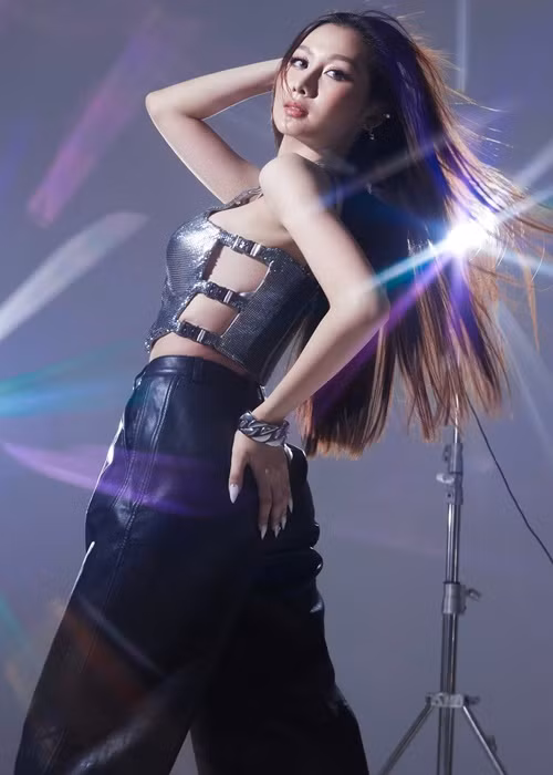 Nàng hậu chia sẻ trên Dân Việt, cô luyện tập thể hình, trau dồi kiến thức, kỹ năng giao tiếp và ngoại ngữ. Ảnh: FB Võ Lê Quế Anh.