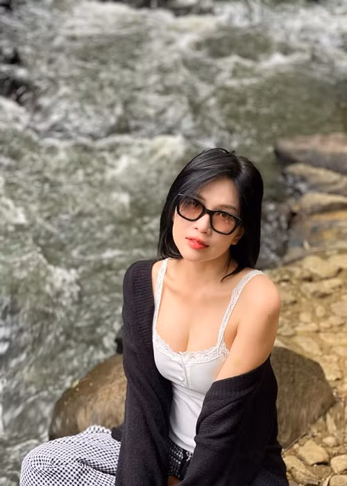 Mới đây, cô lựa chọn áo hai dây kết hợp quần cạp cao khoe hình thể gợi cảm bên suối. Ảnh: FB Khả Như.