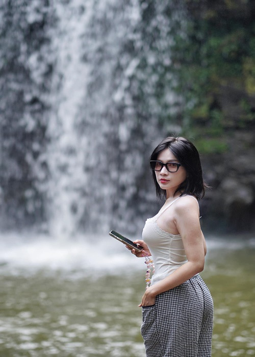 Tuy không sở hữu chiều cao như người mẫu, diễn viên Khả Như vẫn khéo chọn trang phục để tôn lên ưu điểm 3 vòng chuẩn. Ảnh: FB Khả Như.