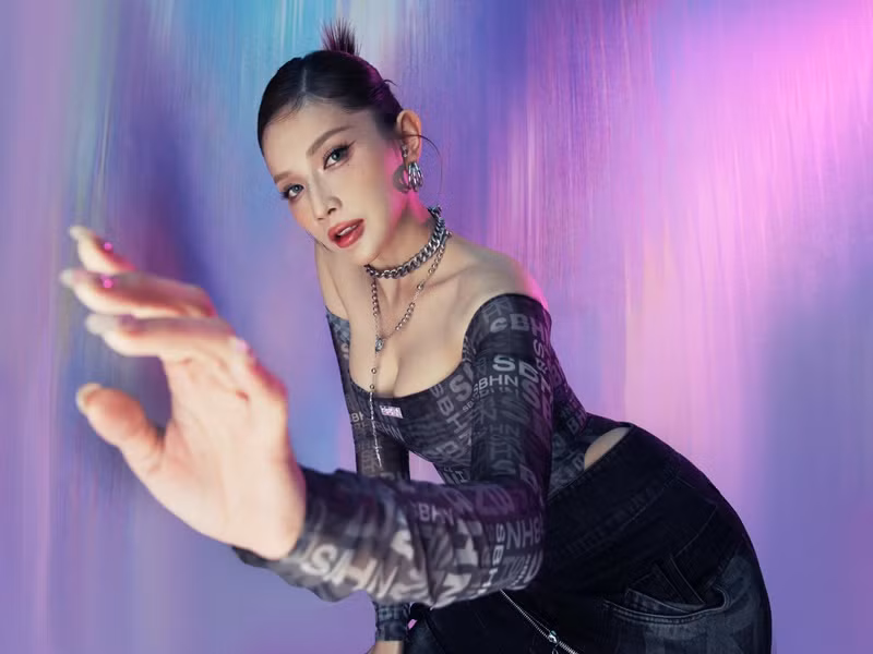 Khả Như chia sẻ trên Znews, cô thường xuyên làm việc cùng các ê-kíp make up, stylist khác nhau bởi thích hình ảnh của mình được đổi mới trong mắt khán giả. Ảnh: FB Khả Như.