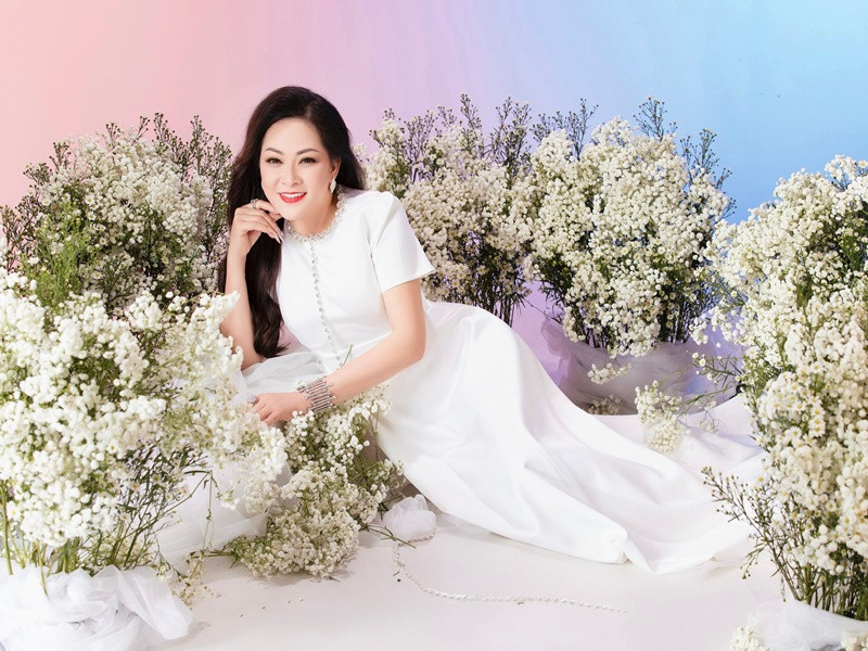 Quang Lê từng trêu đùa Như Quỳnh: "Cứ khi nào có tình yêu, chị Như Quỳnh sẽ khác, đẹp hẳn lên. Chị phải bớt yêu đi thôi chứ nhìn chị đẹp quá".