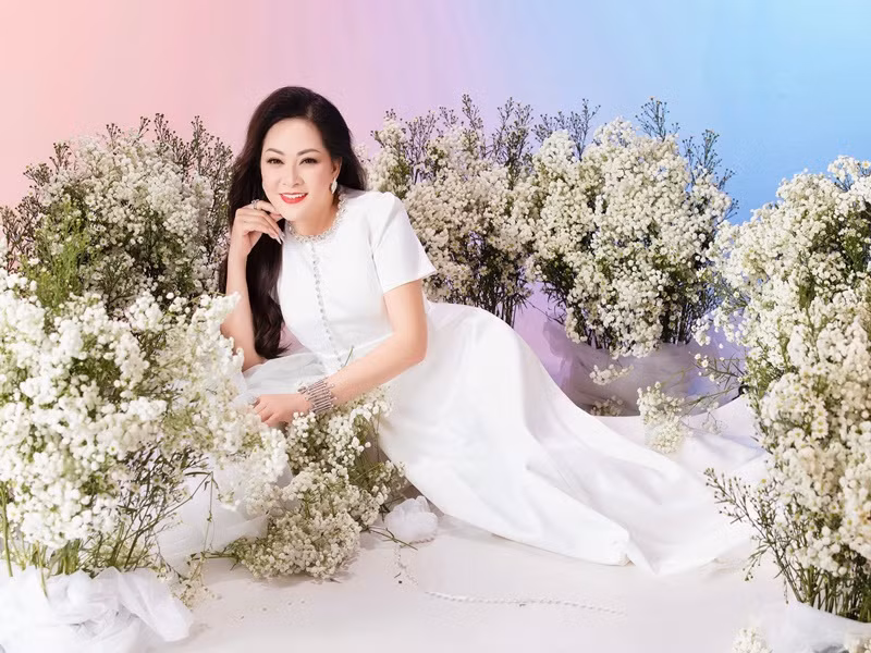 Quang Lê từng trêu đùa Như Quỳnh: "Cứ khi nào có tình yêu, chị Như Quỳnh sẽ khác, đẹp hẳn lên. Chị phải bớt yêu đi thôi chứ nhìn chị đẹp quá".