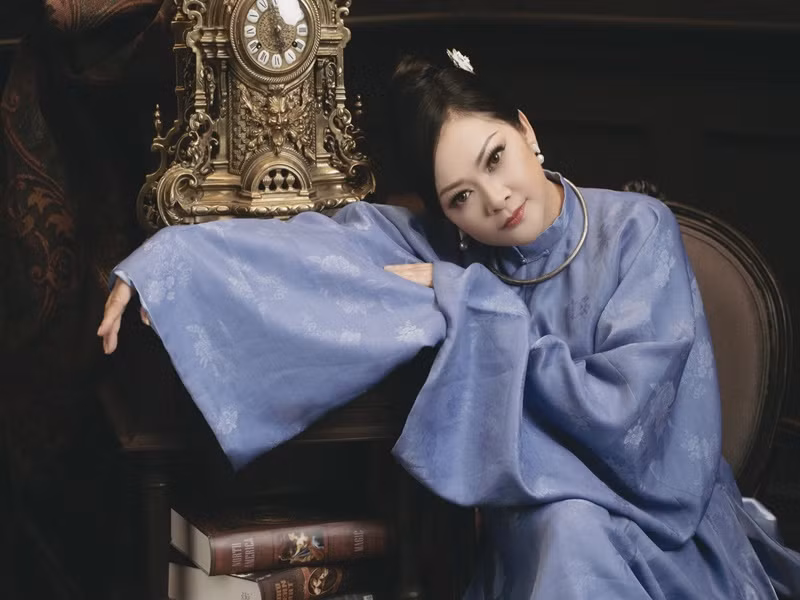 Hiện tại, nữ ca sĩ sống bình yên bên bạn trai và con gái.