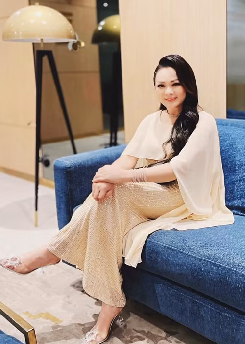 Tuổi thanh xuân, nữ ca sĩ được khen ngợi là biểu tượng nhan sắc.