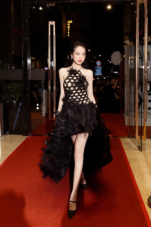 “Xét về hình thể, Thanh Thủy rất đẹp, có thể nói là không kém cạnh bạn bè quốc tế. Thanh Thủy có chiều cao tốt, đôi chân dài thẳng đẹp và các chỉ số hình thể ổn. Đặc biệt, gương mặt Thanh Thủy sắc sảo nhưng vẫn mang vẻ đẹp của người phụ nữ Việt, đậm đà nét đẹp Á Đông”, Tiền Phong dẫn lời bà Dung.