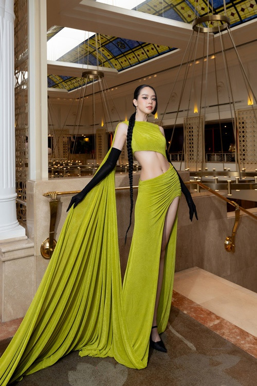 Thanh Thủy chuộng trang phục khoe eo thon.